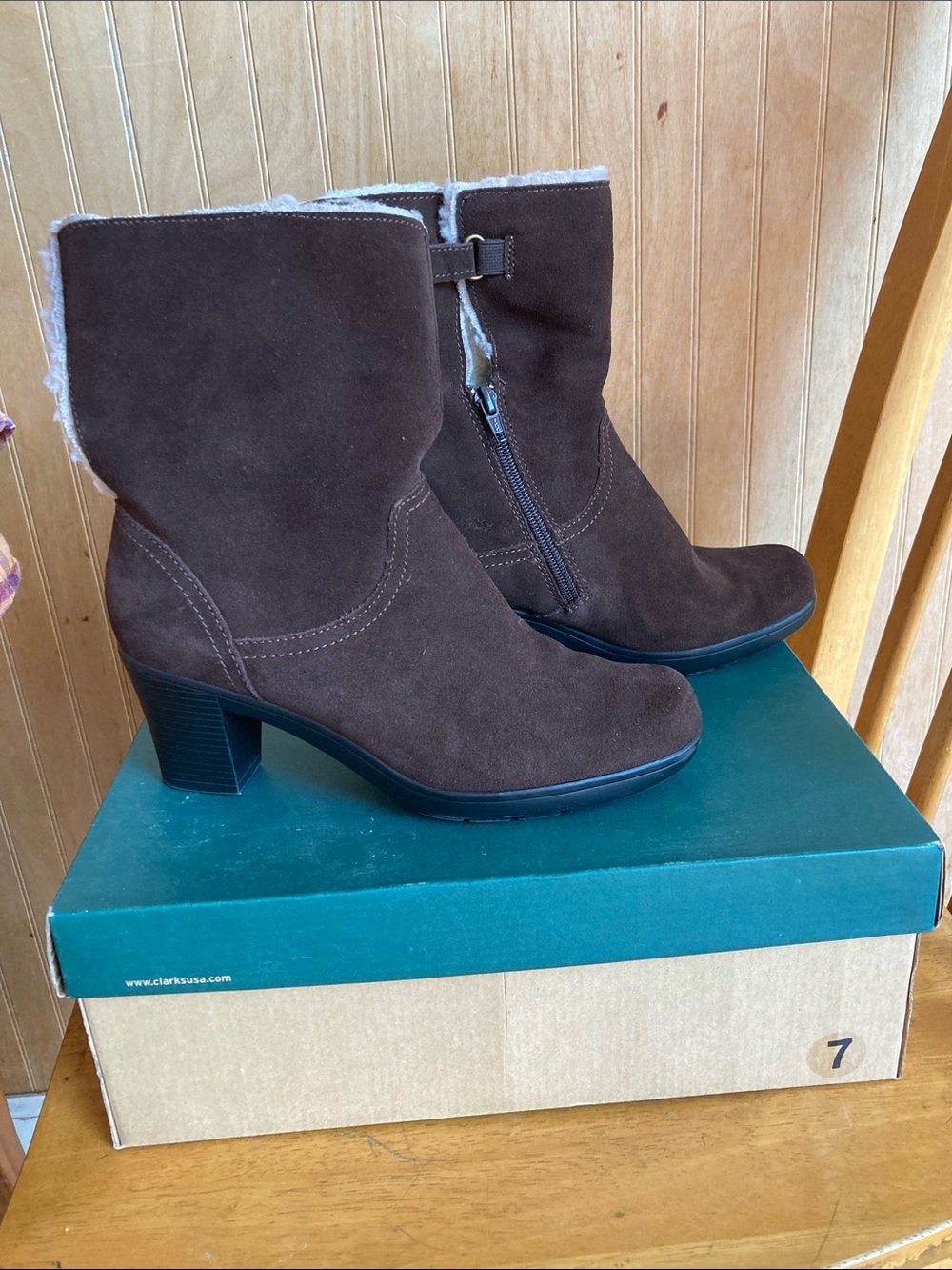NIB Clark’s brown suede Sherpa lined zip-up boots - Size 7W